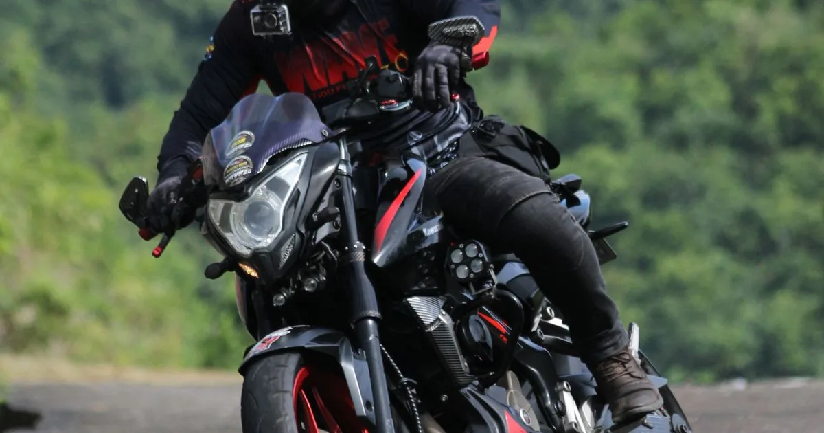 Motorcycle GPS: how to choose between dedicated GPS, smartphone and app in 2026