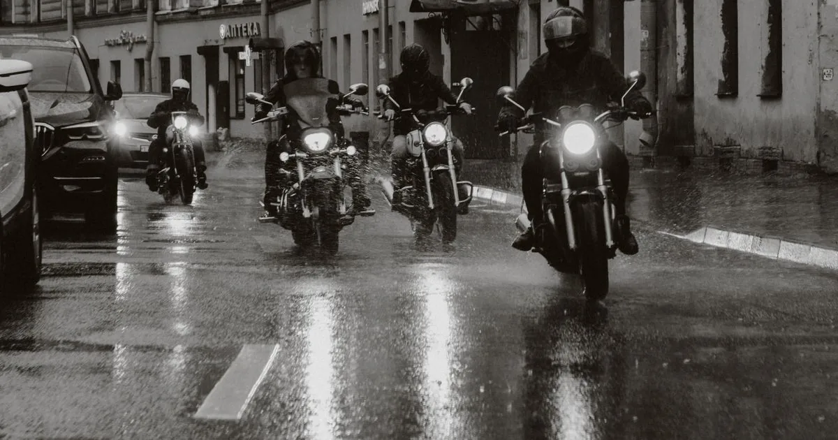 Motorcycle GPS with speed camera alerts: how it works and what to check