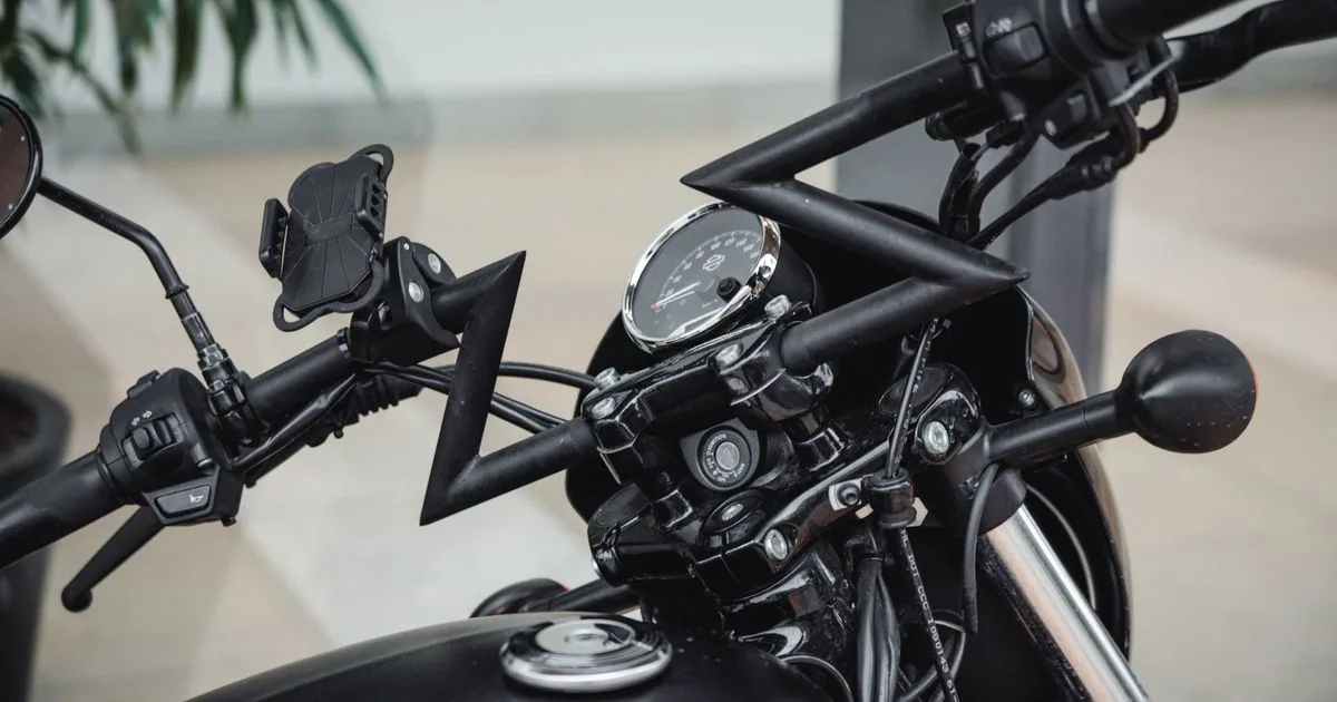 Motorcycle GPS on smartphone: complete guide (mount, battery, rain)